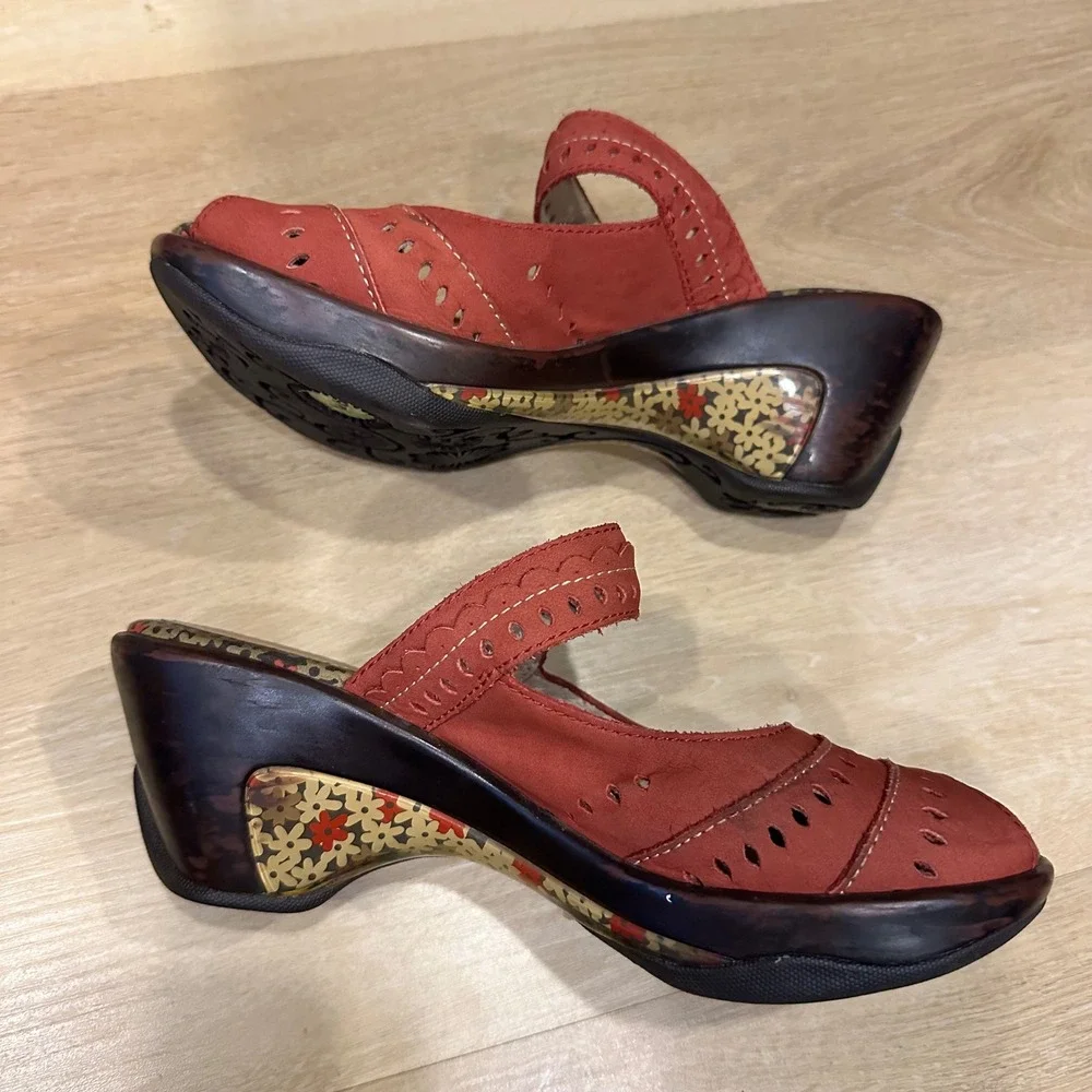 Jambu Touring Red Leather Wedge Sandals Laser Cut Floral Mule 7M Feminine Boho‎